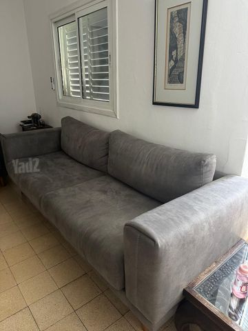 ספה תלת-מושבית