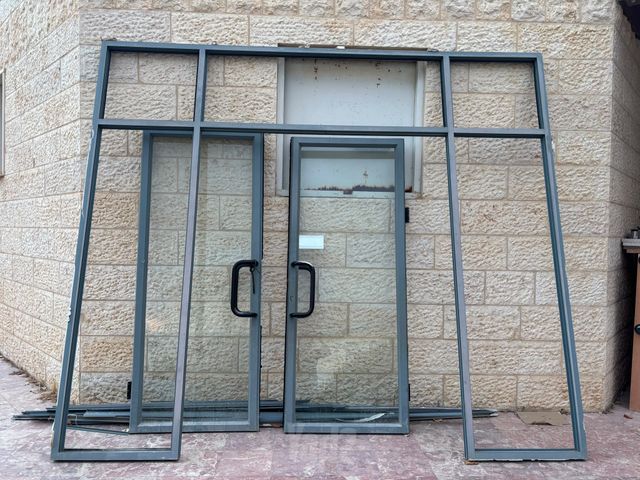 דלת אלומניום
