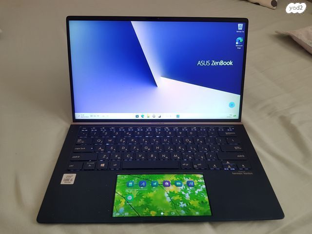 Zenbook עם שני מסכים