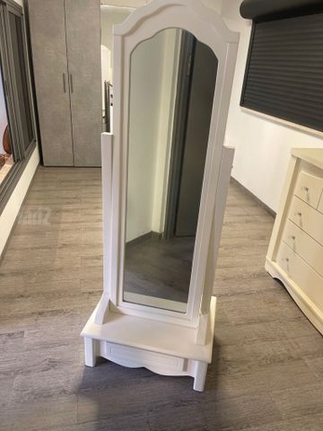 מראה מעץ לבן