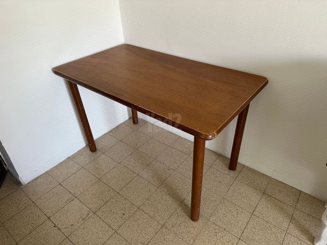 ‏שולחן עץ