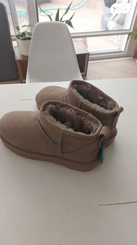 נעלי UGG