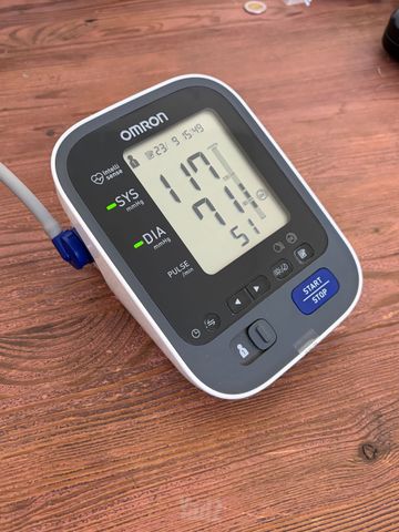 מד לחץ דם OMRON M7