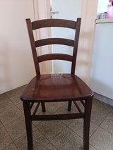 כיסאות עץ