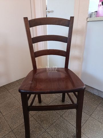 כיסאות עץ