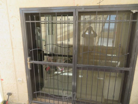 סורג יציאה לחצר