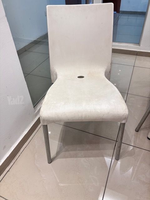 כיסאות לבנות