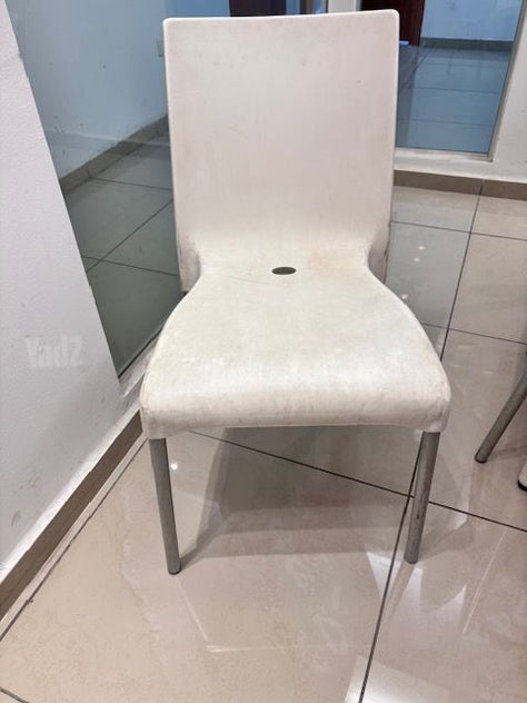 כיסאות לבנות