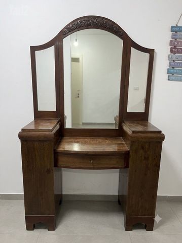 שידה עם מראה