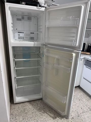 מקרר שארפ לבן