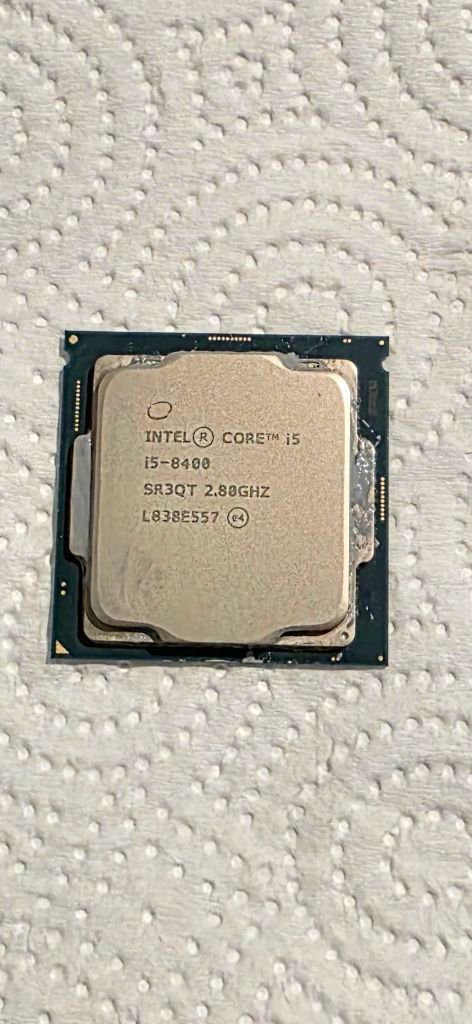 מעבד Intel i5-8400 עם קירור