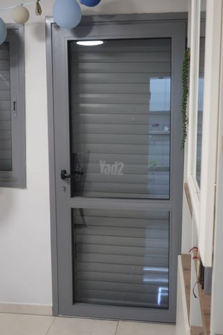 דלת ותריס לדלת