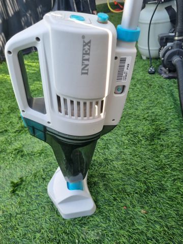 שואב INTEX לבריכה