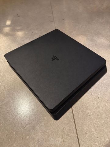 PlayStation 4 Slim בנפח 1TB