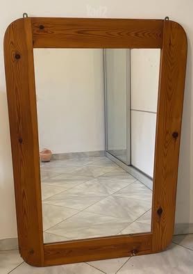 מראה עם מסגרת עץ
