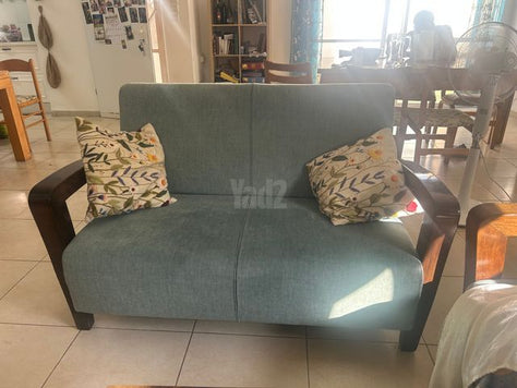 שתי ספות מעץ מלא