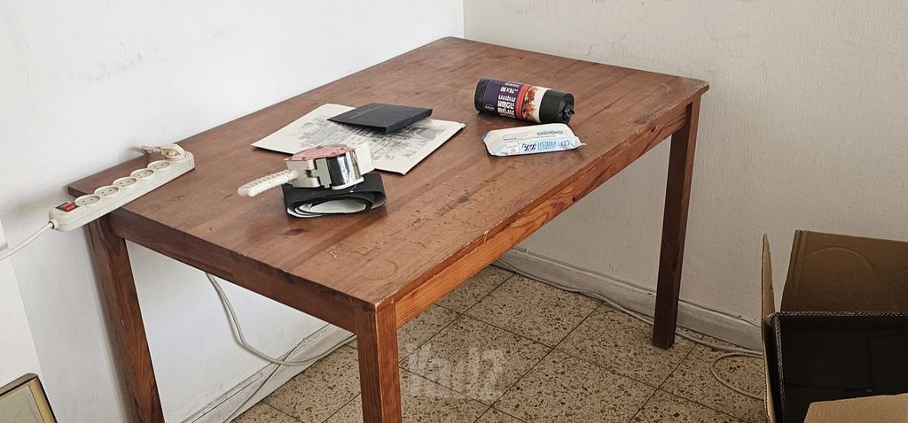 שולחן עץ