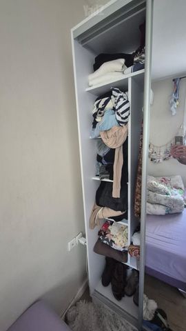 ארון עם מראה