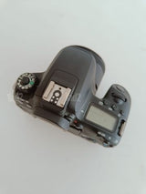 מצלמת Canon EOS 77D.