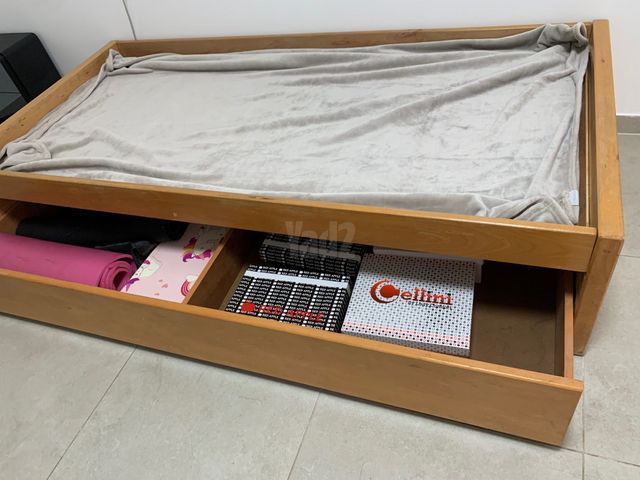 מיטת עץ מלא