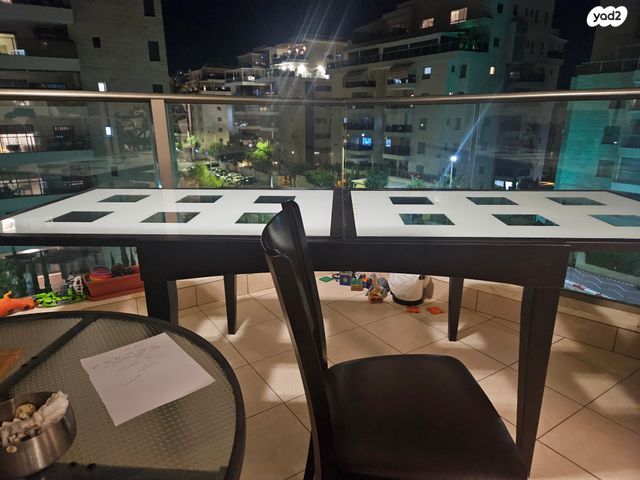 שולחן פינת אוכל וכסאות