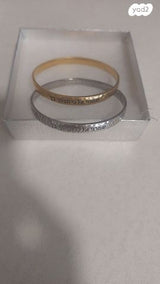 צמידים קשיחים וטבעת עם חריטה