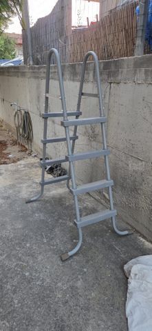 סולם לבריכה