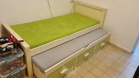 מיטת עץ מלא