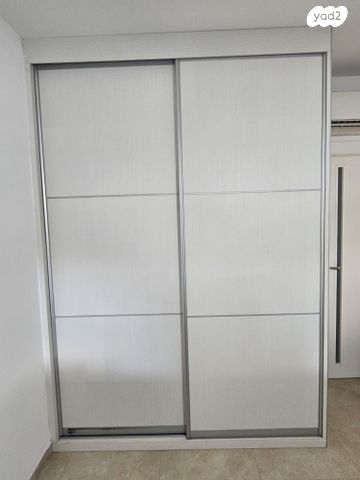 למכירה, ארון קיר פרקטי, כחדש!