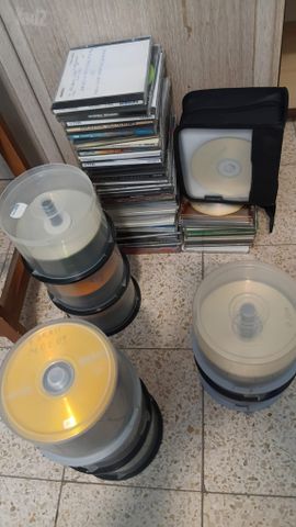 מעל 500 תקליטורי DVD/CD