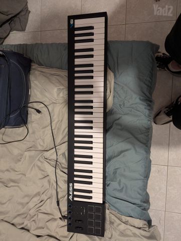 מקלדת שליטה Alesis v61