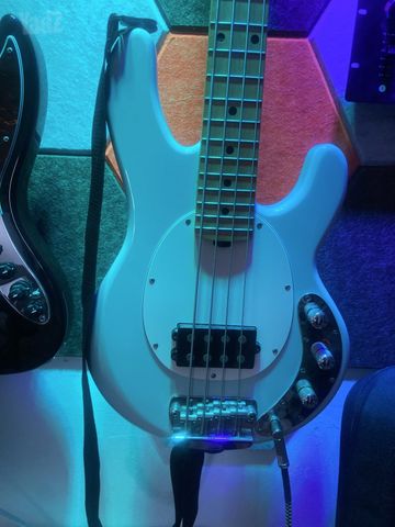 בס Sterling StingRay קצר