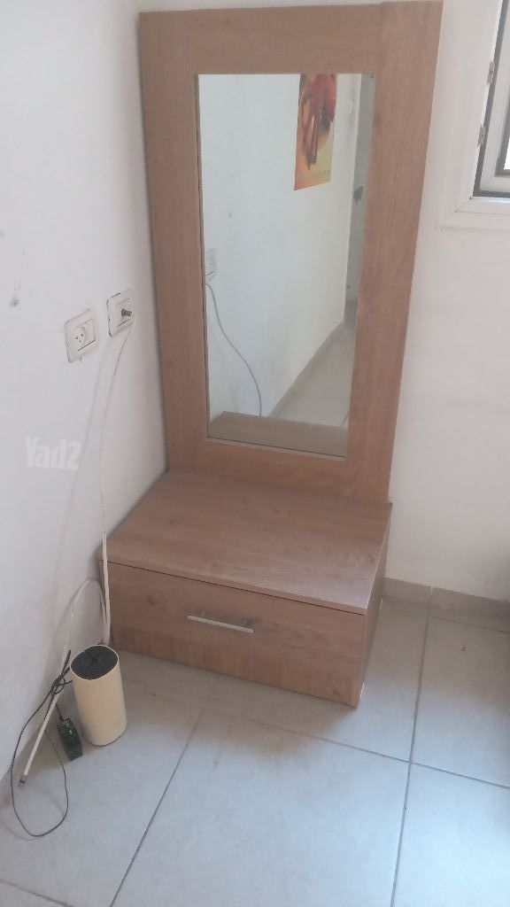 שידה עם מראה