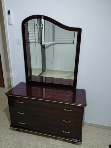 מראה עם שידת איפור