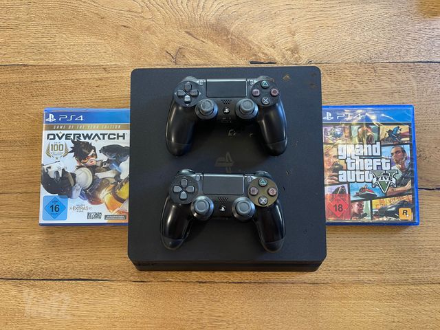 PlayStation4 slim עם שני שלטים