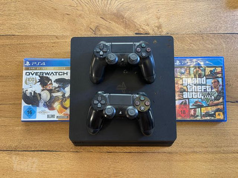 PlayStation4 slim עם שני שלטים