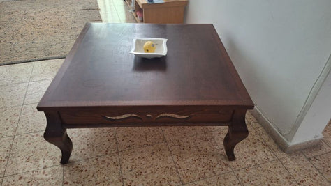 שולחן עץ נמוך
