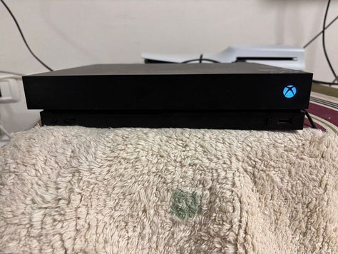 Xbox one x 1tb + תוספות