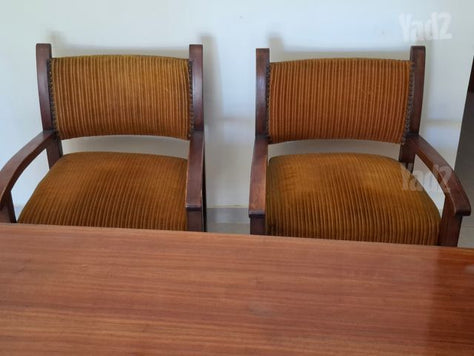 שולחן וכסאות