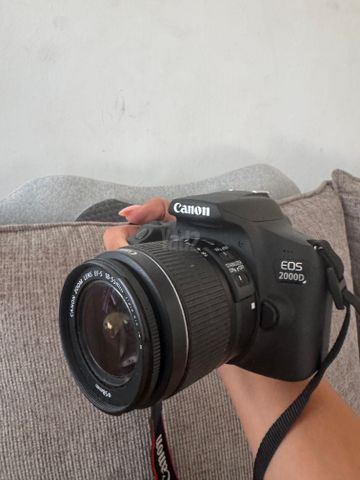 מצלמת canon 2000D