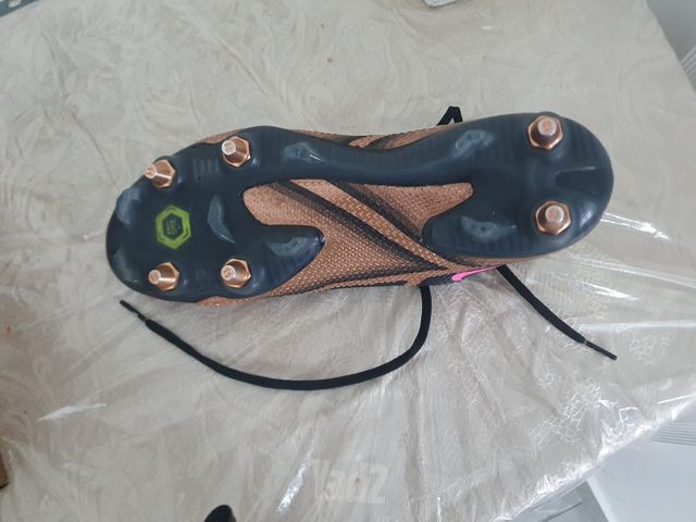 נעלי כדורגל