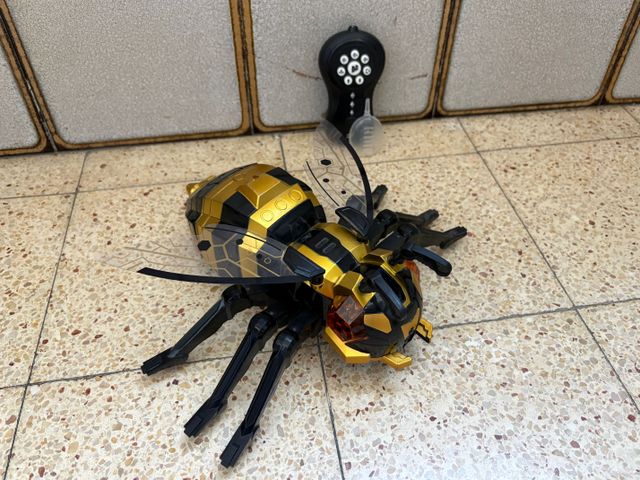 דבורה עם שלט