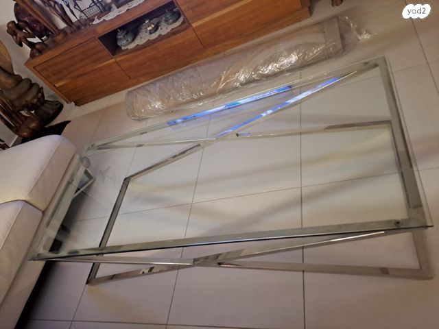 שולחן מזכוכית