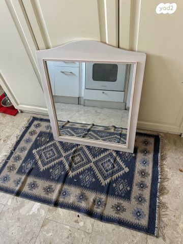מראה עם מסגר עץ