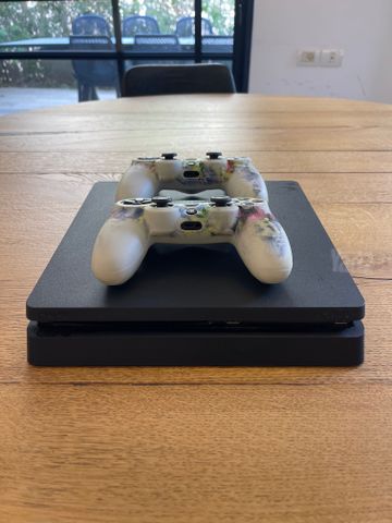 PlayStation4 slim עם שני שלטים