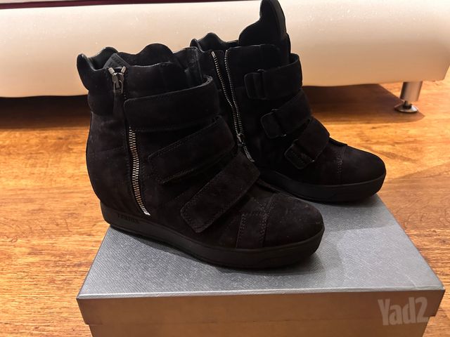 מגפונים Prada