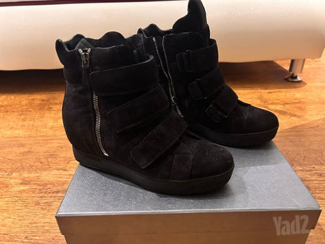 מגפונים Prada