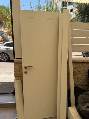 דלת פנים לבנה