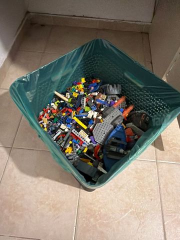 ארגז מלא בלגו