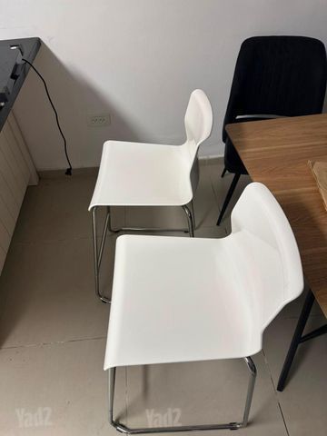כיסאות בר לבנים